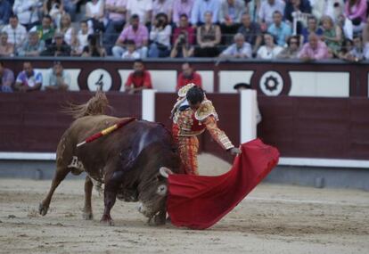 Iv&aacute;n Fandi&ntilde;o, en su faena a &#039;Fascinador&#039;, el segundo toro de su lote.