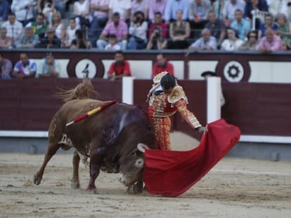 Iv&aacute;n Fandi&ntilde;o, en su faena a &#039;Fascinador&#039;, el segundo toro de su lote.