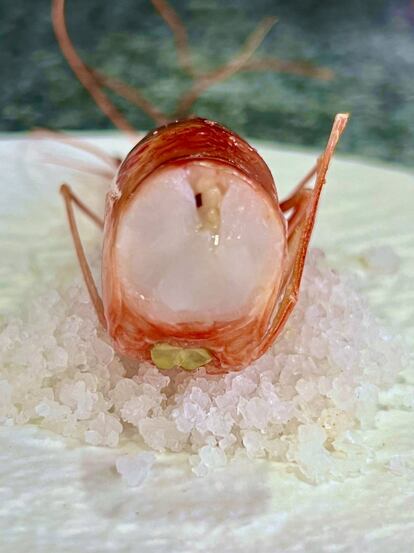 Corte que se aplica a la cabeza de las gambas rojas en el restaurante Peix & Brases en Dénia. J.C. CAPEL