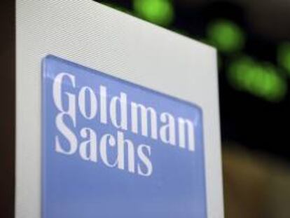 Un logotipo del banco de inversiones Goldman Sachs, en el edificio de la bolsa de Nueva York, Estados Unidos. EFE/Archivo