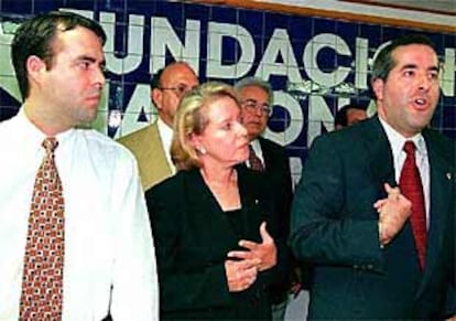 Jorge Mas Santos (derecha) junto a su madre, Inma, y su hermano José, en una conferencia de prensa en Miami.