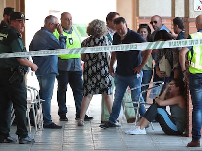 Cordón policial en torno a la vivivienda donde se ha cometido el crimen.