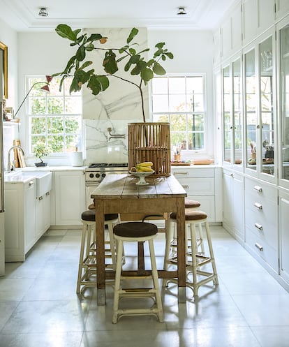 La cocina de la vivienda. En su casa nunca faltan las flores de Inés Urquijo, como estas ramas de manzano.