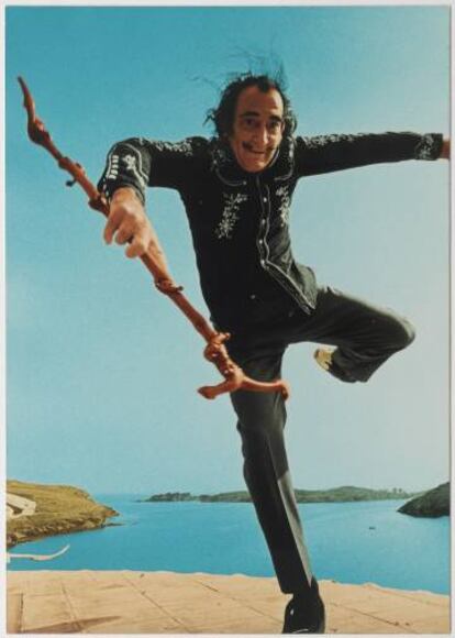 Dalí saltant davant de la càmera de Whitaker a Portlligat.