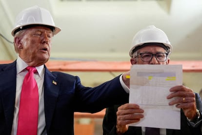 El presidente de EE UU, Donald Trump, junto al de la Reserva Federal, Jerome Powell, en las obras de remodelación de los edificios de la Fed en Washington.