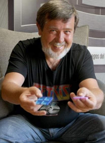 Alexey Pajitnov muestra dos piezas de Tetris en Bilbao.
