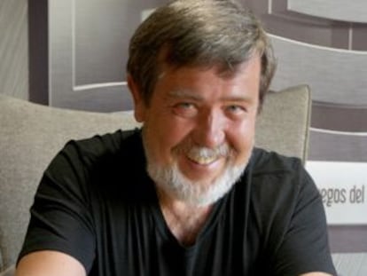 Alexey Pajitnov mostra duas peças do ‘Tetris’ em Bilbao.