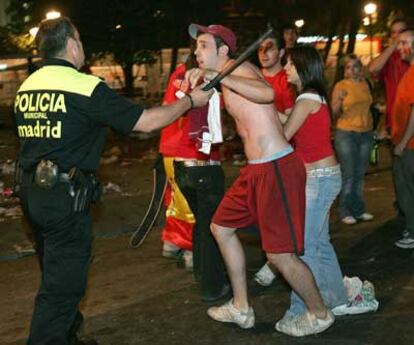 Un aficionado se enfrenta a un policía municipal en los incidentes de la plaza de Colón tras el partido.
