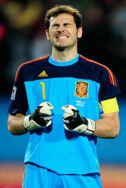 Iker Casillas celebra la victoria a Paraguay