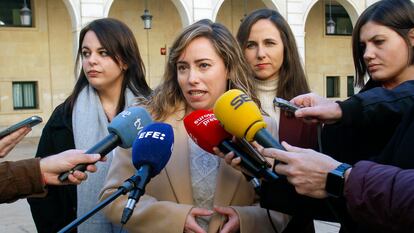 La portavoz de Podemos, María Teresa Pérez, realiza declaraciones en presencia de la secretaria general de esta formación, Ione Belarra, en una foto de archivo.