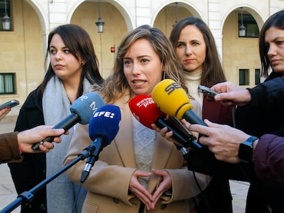 La portavoz de Podemos, María Teresa Pérez, realiza declaraciones en presencia de la secretaria general de esta formación, Ione Belarra, en una foto de archivo.