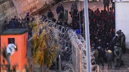 La policía marroquí impide la entrada a Ceuta de un grupo de subsaharianos.