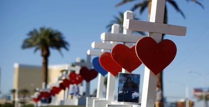 Cruces colocadas en Las Vegas para homenajear a los 59 asesinados en la masacre ocurrida la noche del 1 de octubre.