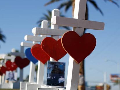 Cruces colocadas en Las Vegas para homenajear a los 59 asesinados en la masacre ocurrida la noche del 1 de octubre.