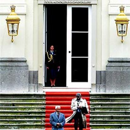 Kofi Annan sale del palacio de la reina Beatriz para asistir a las conversaciones entre los líderes chipriotas en La Haya.
