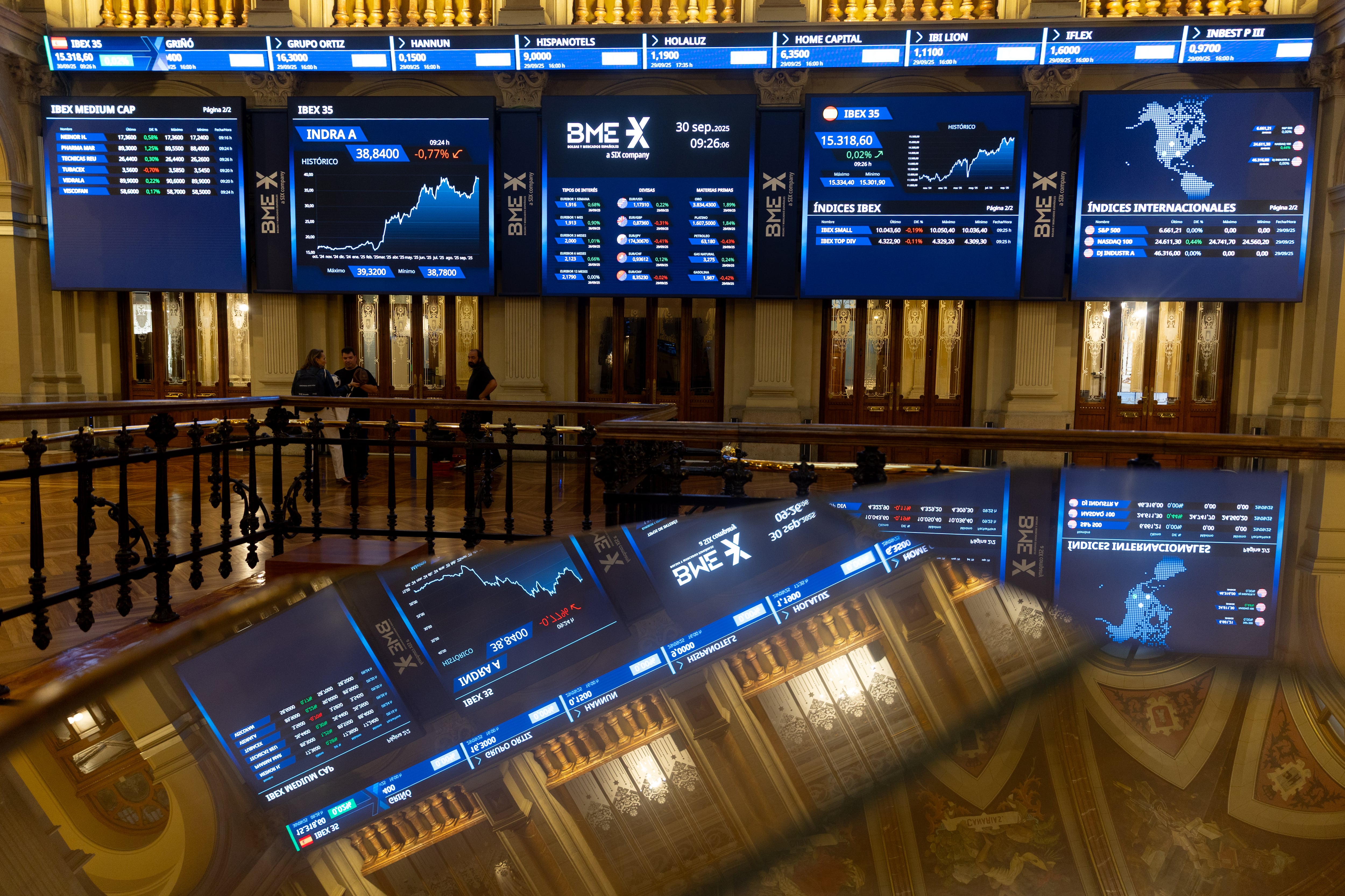 Paneles digitales en el Palacio de la Bolsa de Madrid.