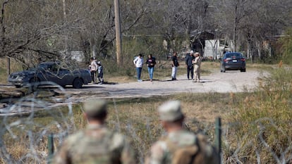 La Guardia Nacional de Texas observa a soldados mexicanos impedir el cruce de migrantes.