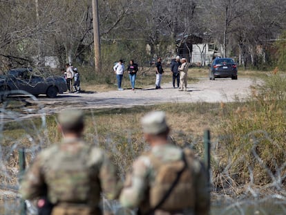 La Guardia Nacional de Texas observa a soldados mexicanos impedir el cruce de migrantes.