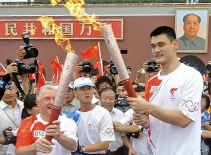 El jugador de baloncesto chino Yao Ming ha sido uno de los portadores en el paso de la antorcha por la capital china