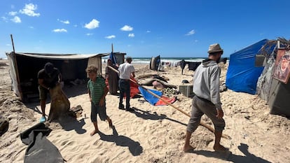 Ahmed al Zaqzuq y su familia preparan sus escasas pertenencias para trasladarse a un lugar más seguro, después de que su tienda de campaña se viera inundada por la marea en la zona de Al Mawasi, en el sur de la franja de Gaza, el 17 de septiembre de 2024.