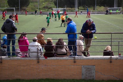 Un grupo de padres asiste a un partido de sus hijos en el sur de Madrid.