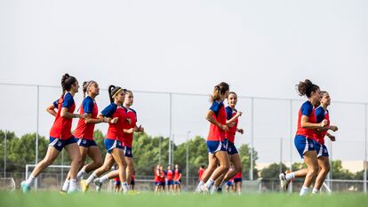 Las jugadoras del Atlético se ejercitan el pasado viernes en la ciudad deportiva del club en Alcalá de Henares (Madrid).