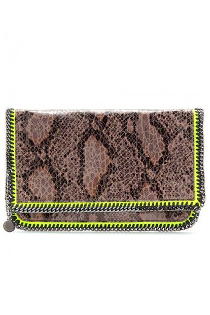 Clutch de estampado de serpiente y ribete de cadena en amarillo neón, de Stella McCartney (615 euros).