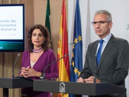 Mar&iacute;a Jes&uacute;s Montero y Miguel &Aacute;ngel V&aacute;zquez, tras el Consejo de Gobierno.