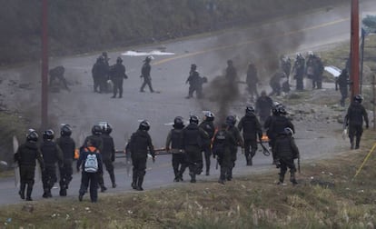 La policía boliviana retoma el control de la carretera, tras dispersar una protesta de cocaleros.