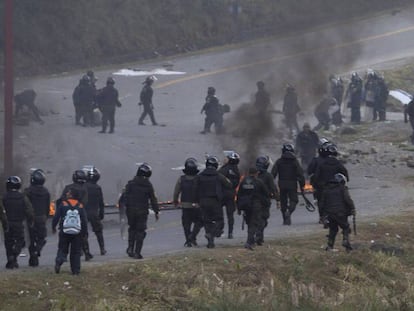 La policía boliviana retoma el control de la carretera, tras dispersar una protesta de cocaleros.