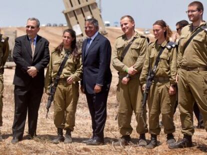 El ministro de Defensa israelí, Ehud Barak, y el secretario de Defensa estadounidense, Leon Panetta, hoy en Israel.