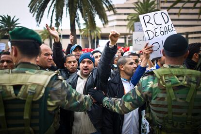 Manifestantes se congregan frente a la sede del RCD.