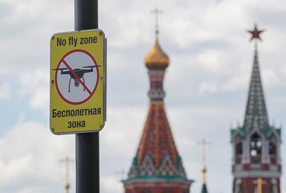 Una señal de prohibición de vuelo de drones en la plaza roja de Moscú, frente al Kremlin