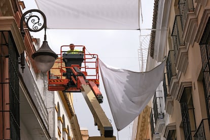 Hasta ahora, la temperatura máxima de la primera ola del calor del verano, que comenzó el pasado sábado, se produjo un día después: 43,2° en Almadén (Ciudad Real). La mínima más alta se registró en Osuna (Sevilla): 27,4° la madrugada del lunes. En la imagen, un operario monta un toldo en una calle de Sevilla, este miércoles.