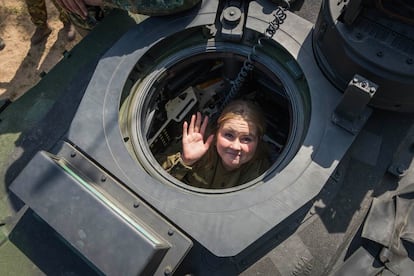 La princesa Amalia saluda desde el interior de un tanque Leopard en el regimiento que lleva su nombre, en junio.