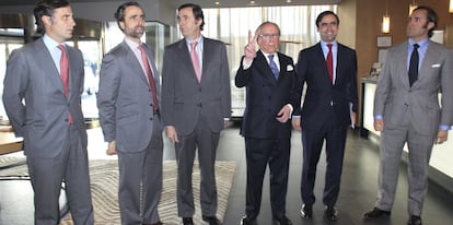 Rueda de prensa del patriarca de Nueva Rumasa, José María Ruiz Mateos, acompañado por alguno de sus hijos y parte del personal de sus empresas, para anunciar que diez empresas de Nueva Rumasa se han acogido al procedimiento especial de la Ley Concursal que le otorga un plazo de hasta cuatro meses para negociar con sus acreedores un plan de pagos y evitar ser declarado en suspensión de pagos.(DVD 483)