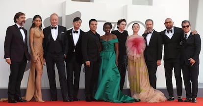 Desde la izquierda, Javier Bardem, Zendaya, Stellan Skarsgard, Chang Chen, Oscar Isaac, Sharon Duncan Brewster, Timothée Chalamet, Rebecca Ferguson, Denis Villeneuve, Dave Bautista y Josh Brolin llegan a la proyección de 'Dune', este viernes en Venecia.