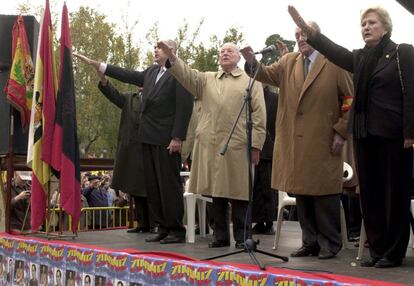 17 de noviembre de 2002. El ex presidente de la formación política ultraderechista Fuerza Nueva, Blas Piñar (2i), acompañado por el marqués de la Florida y presidente de la Confederación de Ex-Combatientes, Luis Benítez de Lugo (2d) y por el historiador, Francisco Torres (i), durante un acto de conmemoración de la muerte de Franco (20-N) celebrado en la plaza de Oriente de Madrid, convocado por Acción Juvenil Española y el Movimiento Católico Español (AJE-MCE) en conmemoración del XXVII aniversario de la muerte del general Francisco Franco.