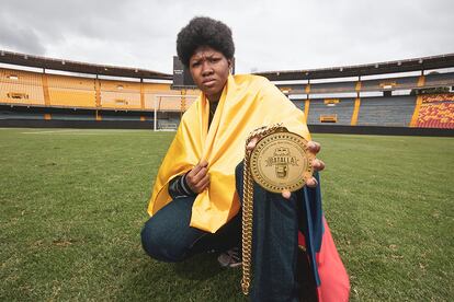 Marithea posa con la medalla que la proclama vencedora de la Red Bull Batalla.