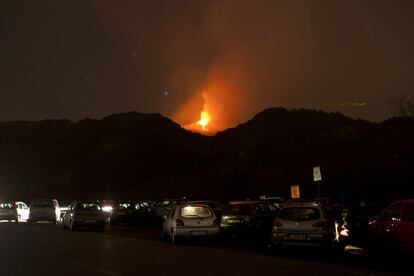 Coches aparcados en la zona de seguridad donde se puede apreciar de más cerca las explosiones del volcán Etna.