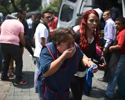 Una dona es lamenta pel terratrèmol a Ciutat de Mèxic.