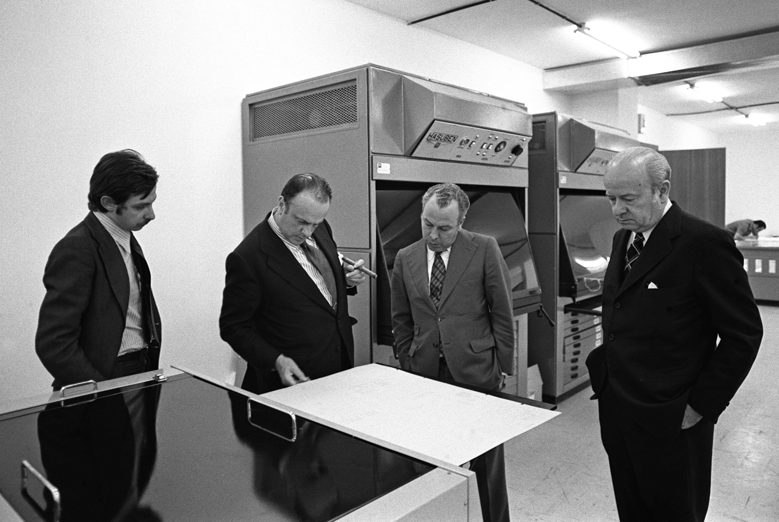 Juan Luis Cebrián, Manuel Fraga, Jesús de Polanco y José Ortega Spottorno observan la maquinaria de preimpresión de EL PAÍS antes de la salida del periódico, en 1976.