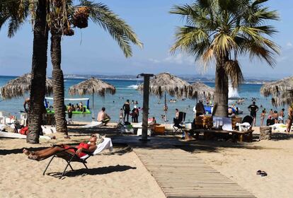 No queda una sola habitación libre y las playas están a rebosar. “Necesitamos cuatro días, aunque sean cuatro, para olvidarnos de la pesadilla diaria”, asegura uno de los turistas, al tiempo que un avión militar MIG sobrevuela su cabeza. El agotamiento psicológico y la devaluación en un 500% de la libra siria ha acabado por relativizar el tiempo.