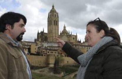 Una reciente intervención en la muralla medieval de Segovia, una de las tres ciudades españolas con recinto amurallado completo, junto a Ávila y Lugo, ha recuperado un camino que ya era visible en el plano del paisajista flamenco Anton Van den Wyngaerde, del siglo XVI, lo que ha sido hoy puesto de manifiesto en una actividad del Museo de Segovia por los arqueólogos José Miguel Labrador (i) y Clara Martín, durante una visita abierta al público, entre las puertas de San Andrés y Santiago.