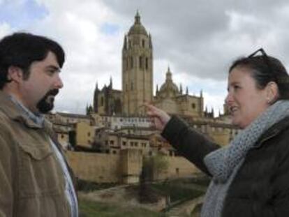 Una reciente intervención en la muralla medieval de Segovia, una de las tres ciudades españolas con recinto amurallado completo, junto a Ávila y Lugo, ha recuperado un camino que ya era visible en el plano del paisajista flamenco Anton Van den Wyngaerde, del siglo XVI, lo que ha sido hoy puesto de manifiesto en una actividad del Museo de Segovia por los arqueólogos José Miguel Labrador (i) y Clara Martín, durante una visita abierta al público, entre las puertas de San Andrés y Santiago.