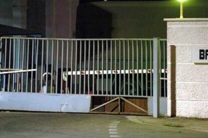 Puerta Principal de la Base aérea de Getafe donde se observan los desperfectos por la colisión del vehículo.