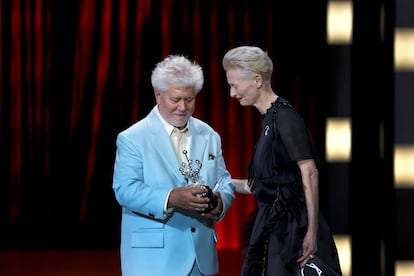 Pedro Almodóvar recibe el galardón de manos de Tilda Swinton. 