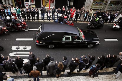 Centenares de personas aplauden al paso del coche fúnebre con el ataúd del ídolo del fútbol portugués Eusébio tras su salida del Estadio de la Luz, donde llevaba instalada desde ayer su capilla ardiente, en Lisboa, Portugal.