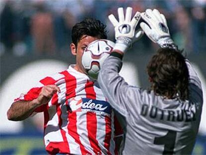 Javi Moreno y Dutruel pelean por el balón.