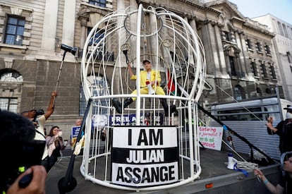 Vivienne Westwood, en el Tribunal Penal Central de Inglaterra y Gales durante una protesta en apoyo a Julian Assange, este martes, en Londres.